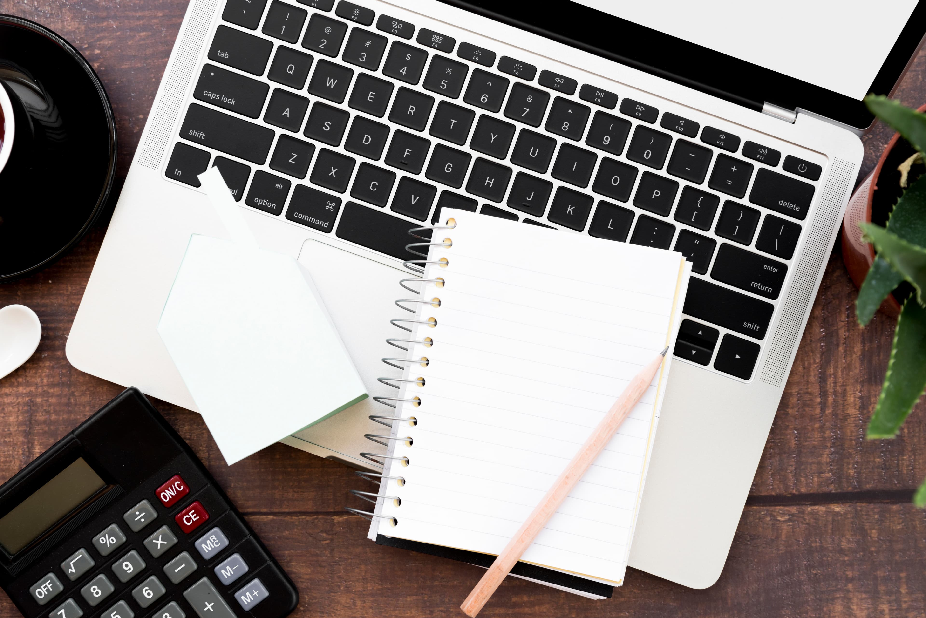 Notitieboek en laptop voor budgetplanning